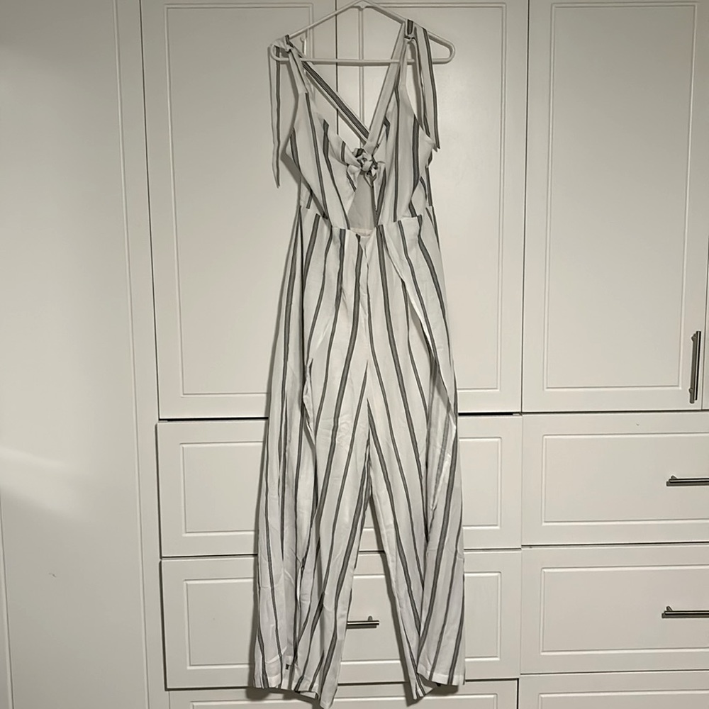 Lightly worn white/black striped jumper. Cut-out on top and billowy legs. Sz XL.